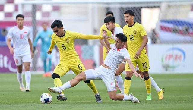 乌兹别克斯坦5-0科威特！越南2-0击败马来西亚！中国足球何