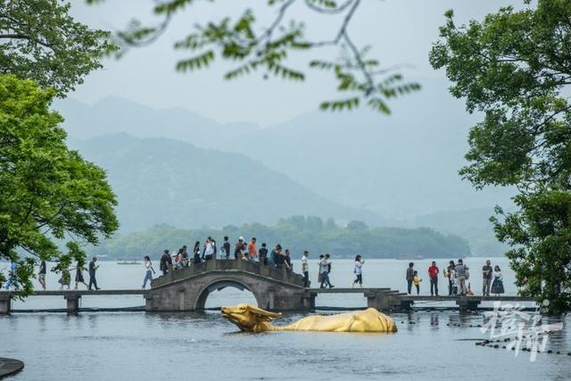 杭州西湖边有座武松墓，他就是《水浒传》里的武松吗？