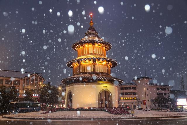 诗意中国丨白雪却嫌春色晚，故穿庭树作飞花#