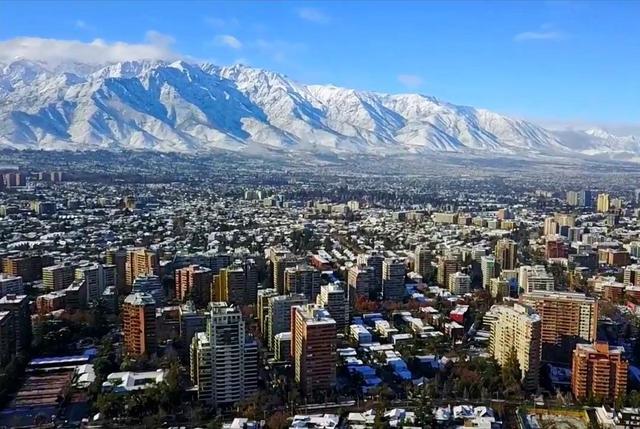 “智利首都”圣地亚哥：智利最大城市，地处山间盆地属地中海气候