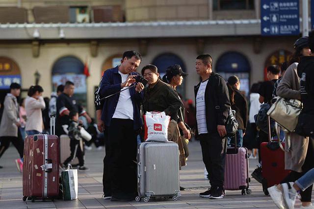 北京站前留影 国庆客流开始返程