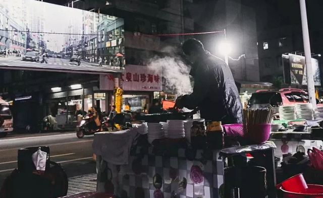 广州普宁只晚上出现的小摊，牛肉粿15块钱一碗，上面铺一层牛肉