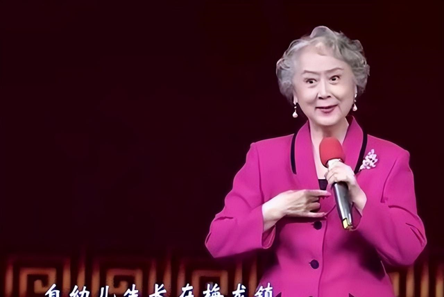 罕见老照片：体态丰满的新疆女人，裸着上身的西藏女奴给孩子喂奶