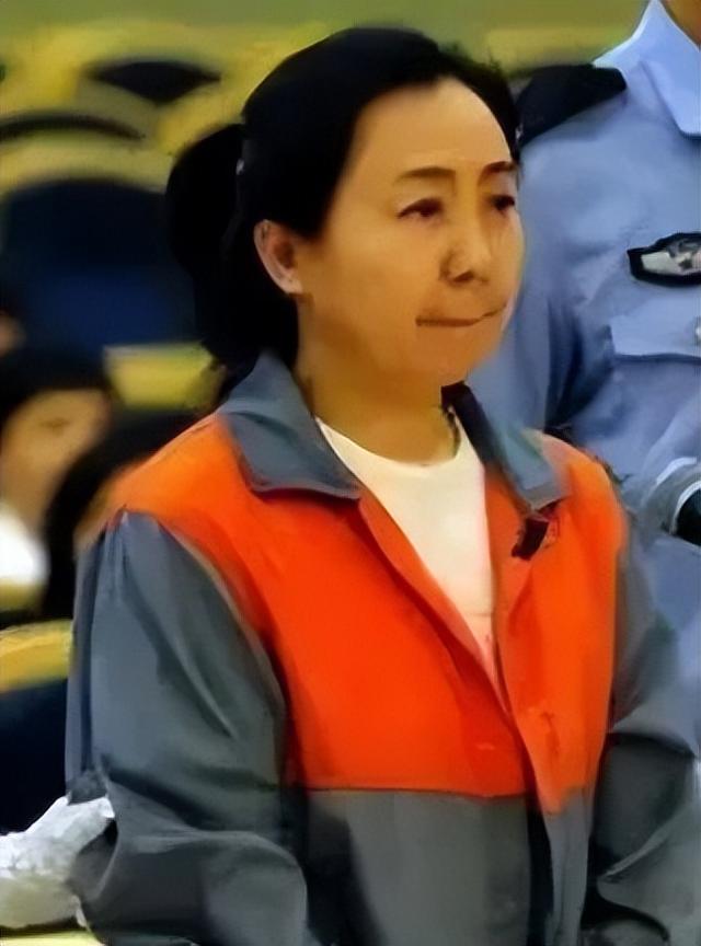 女巨贪罗亚平在法庭上坚称没有贪污只是借钱，临刑前却告诫女儿：“别学我，坏事做尽是没有好下场的”