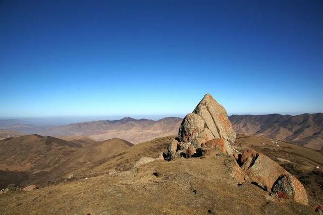 黄土瀚海中的“绿色岩岛”——马衔山