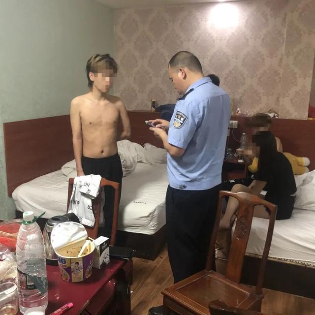 不堪入目！广西一宾馆内三男一女进行色情直播，被警察当场抓获