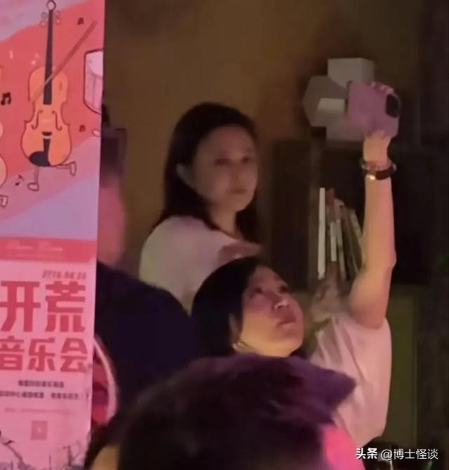 关之琳现身大理酒吧，跟随音乐摆动活力十足，61岁仍不显老