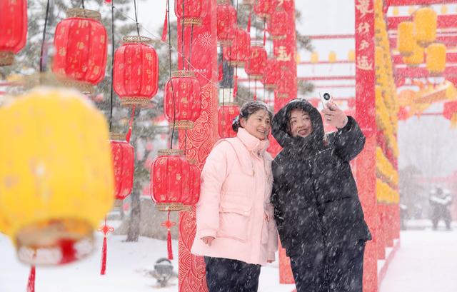 诗意中国丨白雪却嫌春色晚，故穿庭树作飞花#