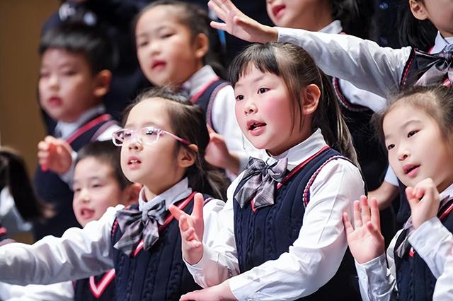 在歌声中感受“真善美的小世界”，云间剧院童声合唱团举办专场音乐会