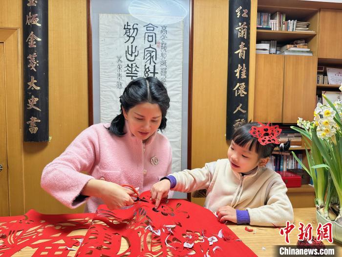 （新春走基层）AI剪纸特效走红网络 剪纸艺术家冀传承火种不灭