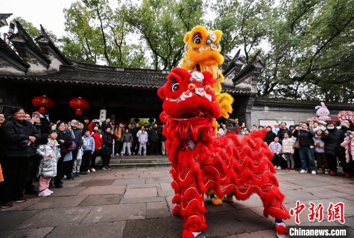 （新春走基层）浙江宁波百年戏台迎新春 舞狮戏韵年味浓