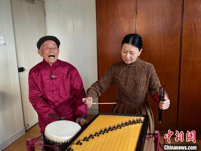 （新春走基层）高寿曲艺艺术家新春献艺送祝福 声声鼓词传递浓浓年味