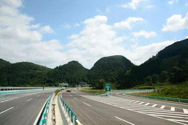 今天，贵州这条高速公路正式通车，连接2个县