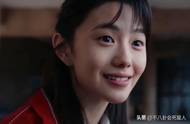 明明是美女，笑起来却很“恐怖”，这6位女星，不笑美艳一笑瘆人