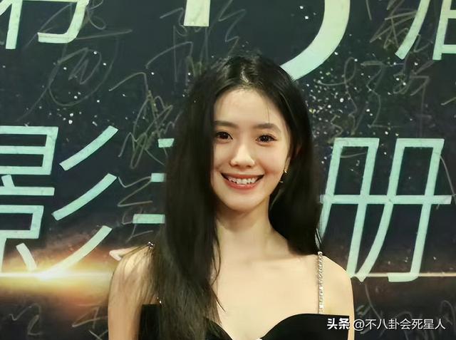 明明是美女，笑起来却很“恐怖”，这6位女星，不笑美艳一笑瘆人