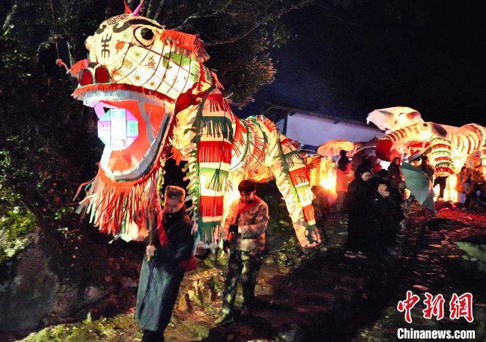 （新春走基层）福建龙岩：竹贯花灯巡游 古村落里的民俗狂欢