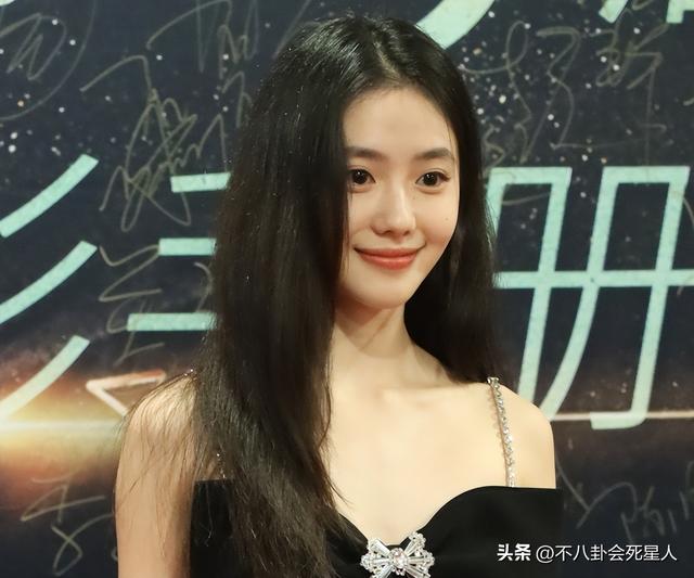 明明是美女，笑起来却很“恐怖”，这6位女星，不笑美艳一笑瘆人