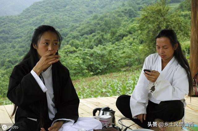 美女厌倦在城里打工，来到武当山隐居修行，结婚生子，生活成啥样