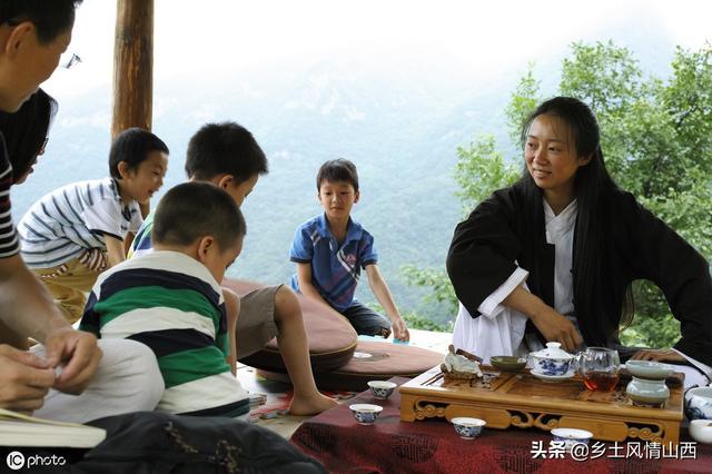 美女厌倦在城里打工，来到武当山隐居修行，结婚生子，生活成啥样