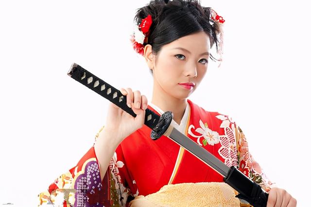 日本武士的妻子，分娩时不能大喊大叫，实在忍不住疼痛该怎么办？