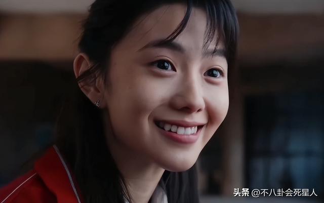 明明是美女，笑起来却很“恐怖”，这6位女星，不笑美艳一笑瘆人