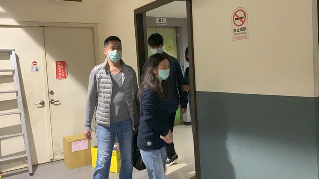 22岁女歌手坠亡，尸检结果曝光死因，母亲看到最后影像崩溃痛哭