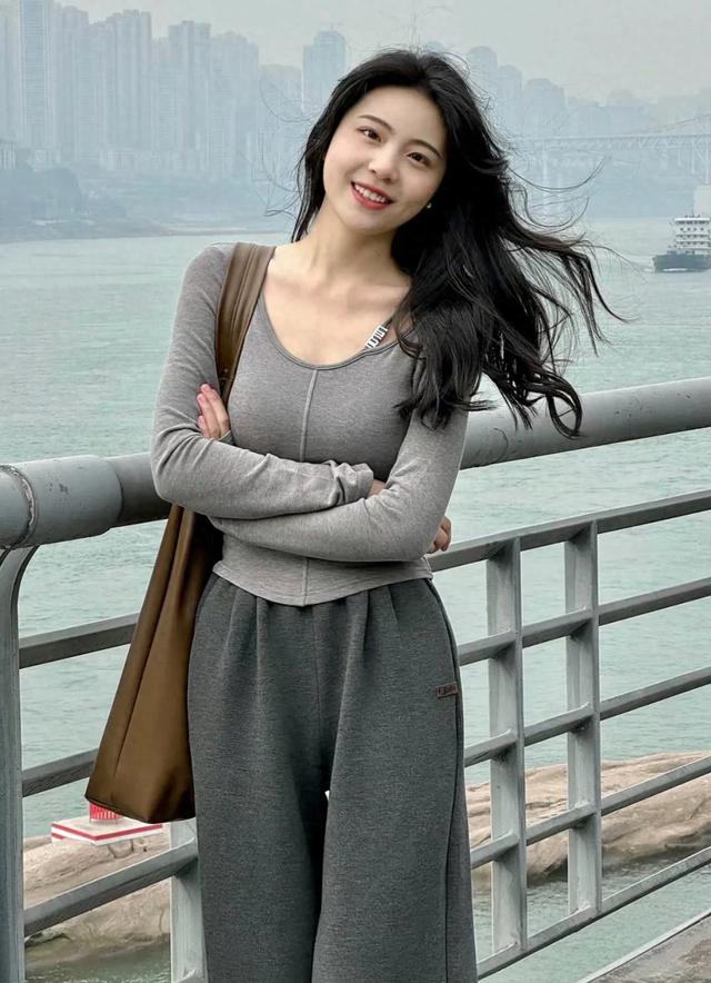 青春靓丽26岁美女在江边桥上拍的写真照