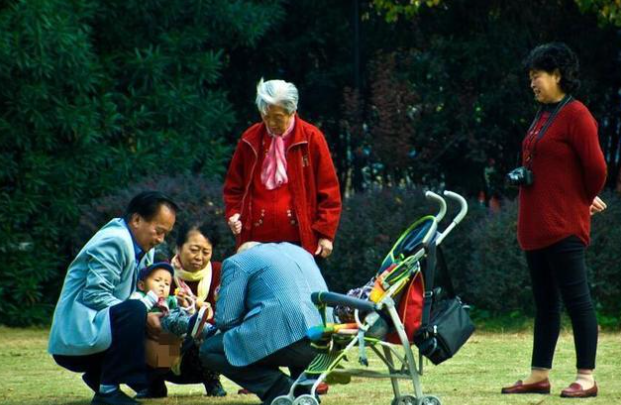 “出门四不摸，摸了祸事多”：老人带娃时，千万别摸这几样东西