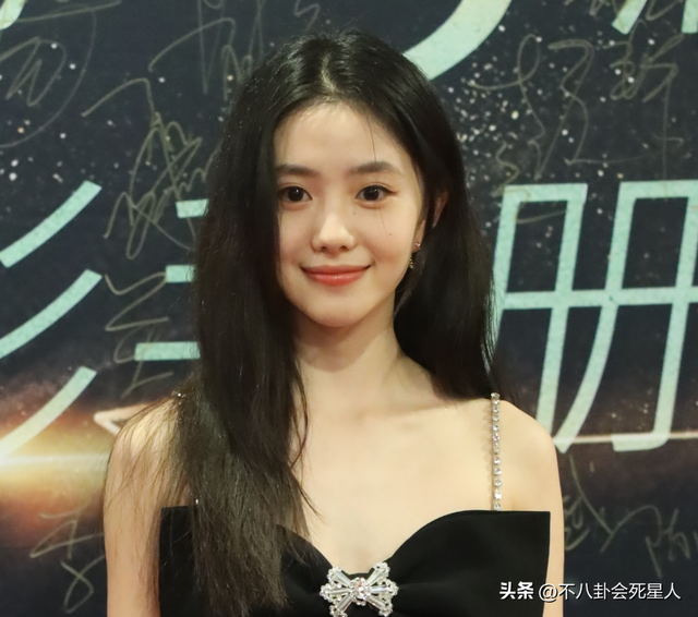 明明是美女，笑起来却很“恐怖”，这6位女星，不笑美艳一笑瘆人