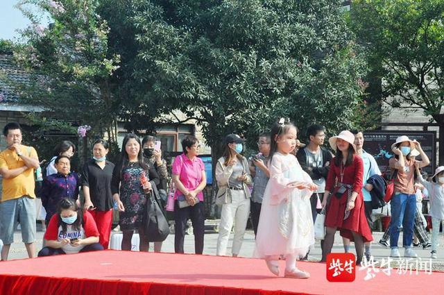 萌娃汉服走秀“不倒翁美女”现场互动 白马涧国潮文化节精彩上演