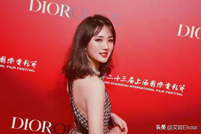 22岁华为二公主真放得开，穿健美裤跳芭蕾舞，腰细腿长真不愁嫁