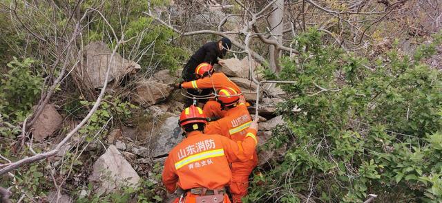 五一假期首日，外地男女被困青岛崂山野路，消防员背她下山