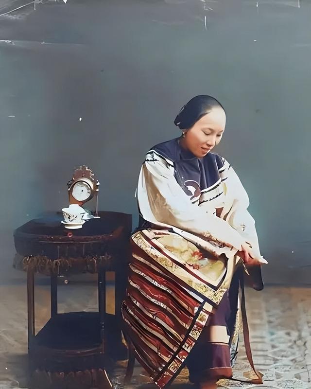 1834年，晚清美女被卖到美国，身着旗袍露出小脚，25美分随意观看