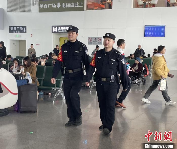 春运一线奶爸警长“蹲式执法”暖人心