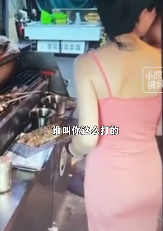 美女直播烧烤被顾客摸屁股，日常视频曝光，网友：这谁顶得住