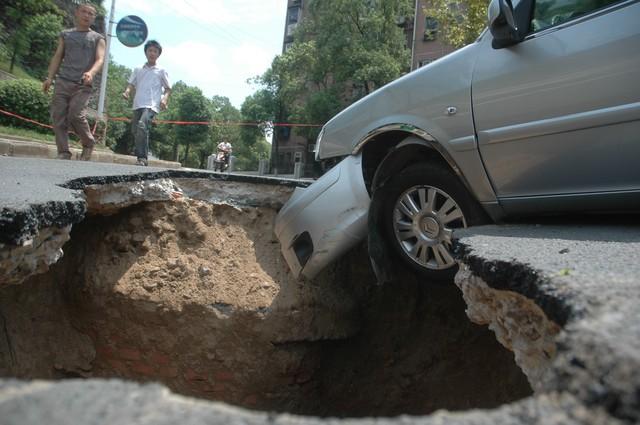 汽车在雪地打滑，为什么一个轮子转，另一个不转?