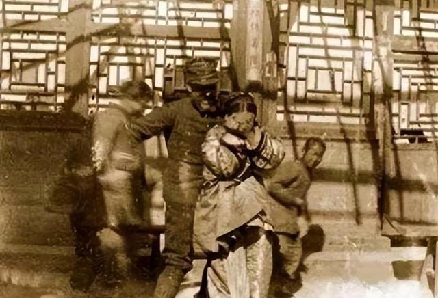 1834年，晚清美女被卖到美国，身着旗袍露出小脚，25美分随意观看