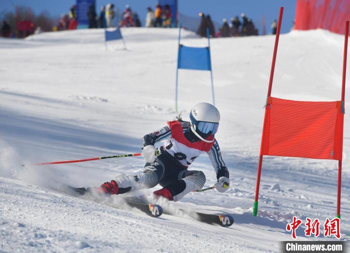 全国逾千名中小学生在吉林雪上竞技