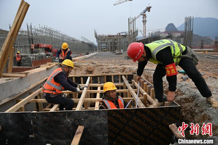 年后迅速复工 国门高铁站广西凭祥东站建设提速