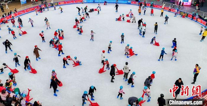 成都冰雪运动热持续升温 近5万人打卡冰雪嘉年华