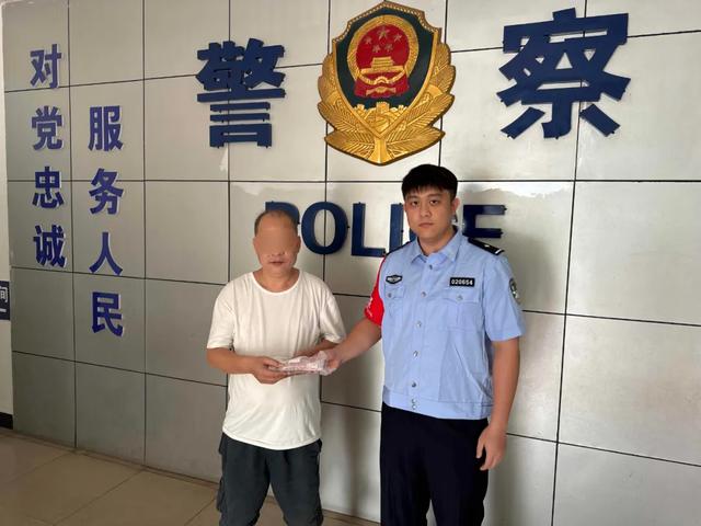 8000元现金散落路上 三亚这两位小女孩将钱捡起交给警察蜀黍