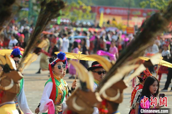 中缅边境云南芒市：万人同跳目瑙纵歌大联欢