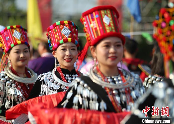 中缅边境云南芒市：万人同跳目瑙纵歌大联欢