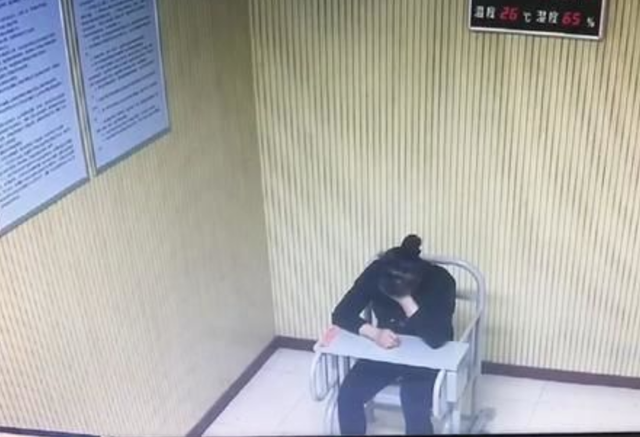 2019年，江苏一饭店女老板抄铁棍暴打闺女被刑拘：她30岁还没嫁人