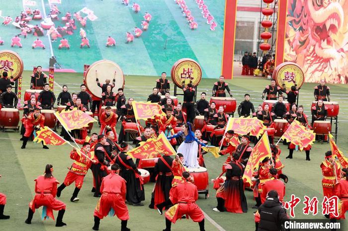 新春鼓干劲 山西太原14支锣鼓队3000人同台竞技