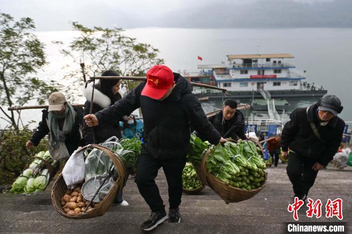 （新春走基层）父子同心做乡愁“摆渡人”