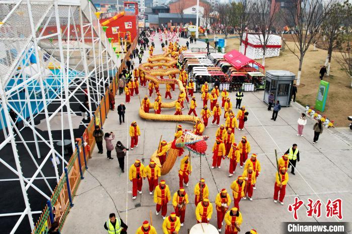 （新春走基层）128米“洋蛇”元宵合肥起舞 六百岁蛇灯今年有点忙