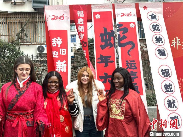 各地传统民俗文化精华汇聚上海杨浦“元宵行街会”