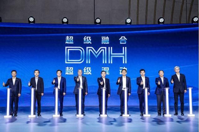 电动焦虑，混动正好？百公里2.8L油耗的上汽荣威“DMH”向纯电宣战