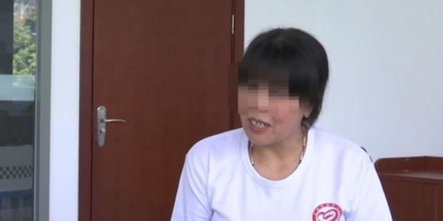 2019年，江苏一饭店女老板抄铁棍暴打闺女被刑拘：她30岁还没嫁人